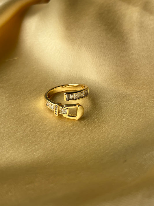 Buckle Bold gold ring