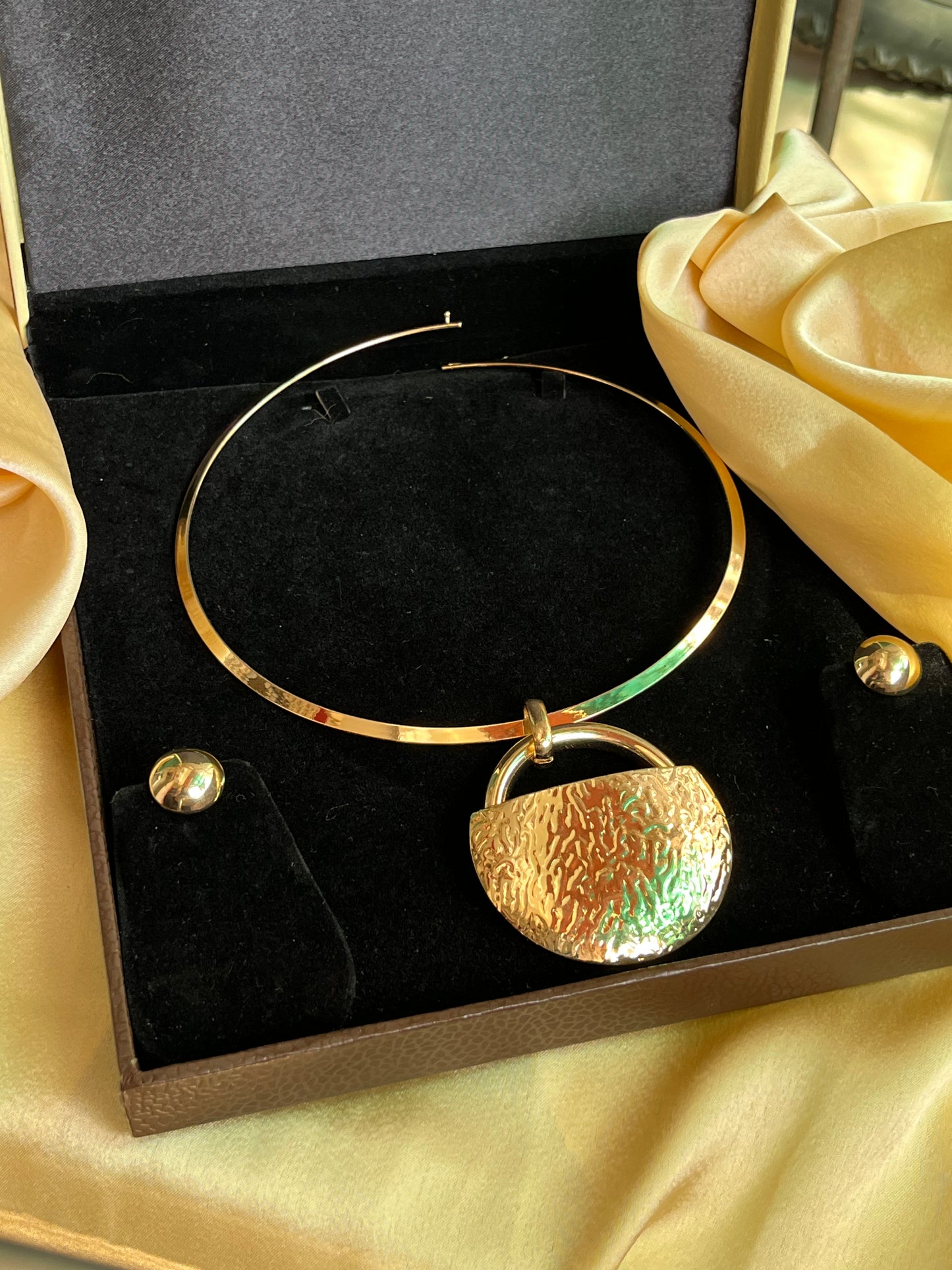 Mighty Choker Metal Necklace with Earrings