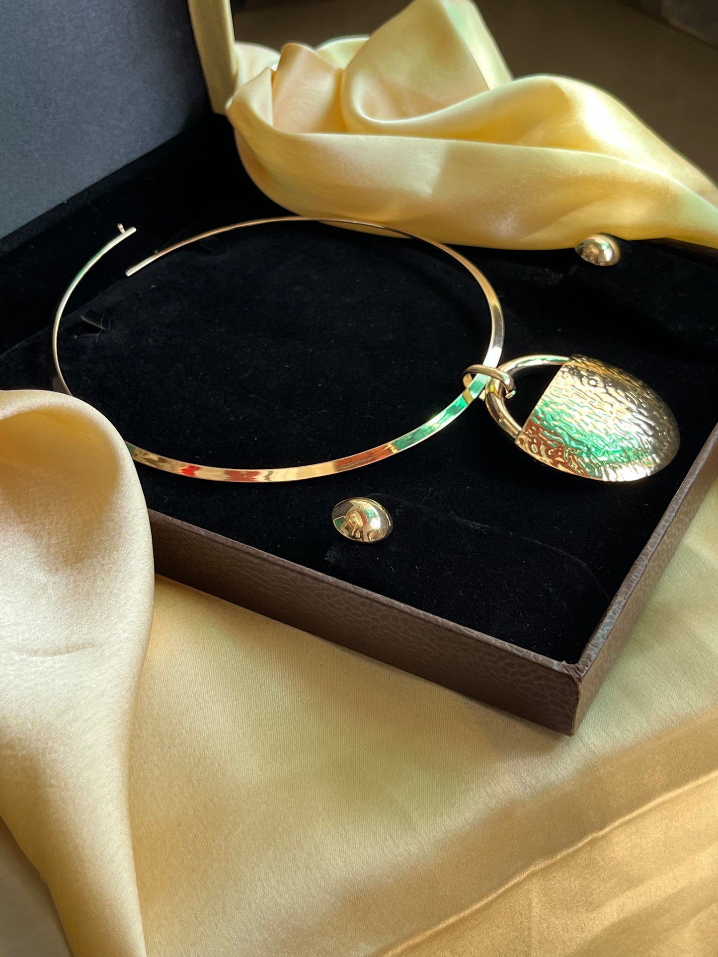 Mighty Choker Metal Necklace with Earrings