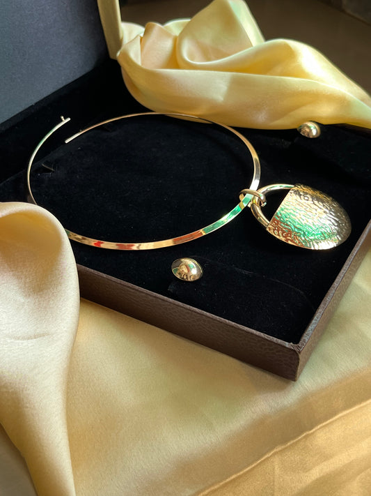 Mighty Choker Metal Necklace with Earrings
