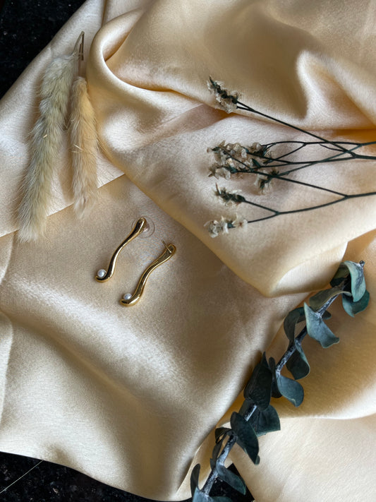 Wave Pearl Catch Earrings