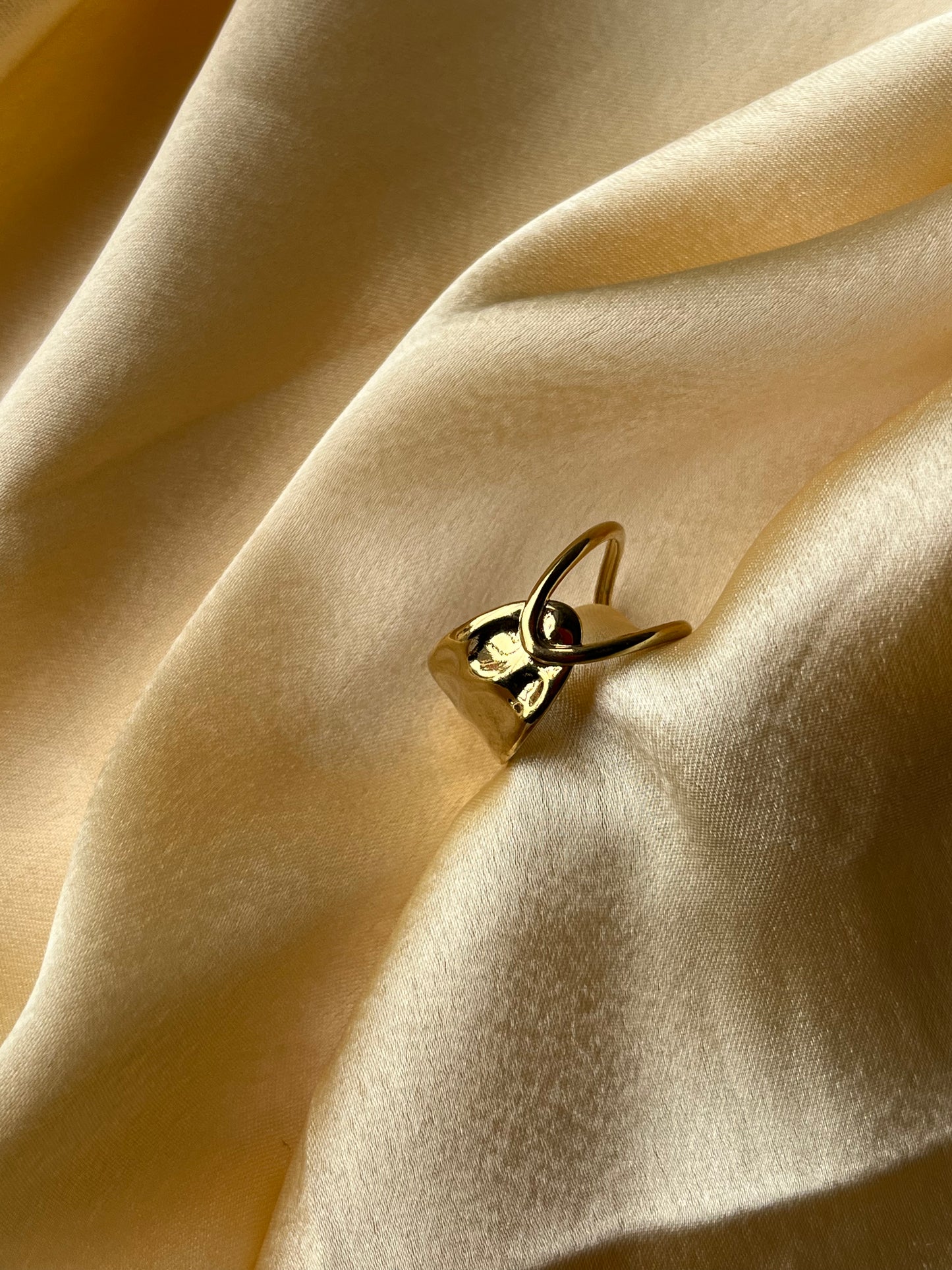 Leaf Loop Gold Ring