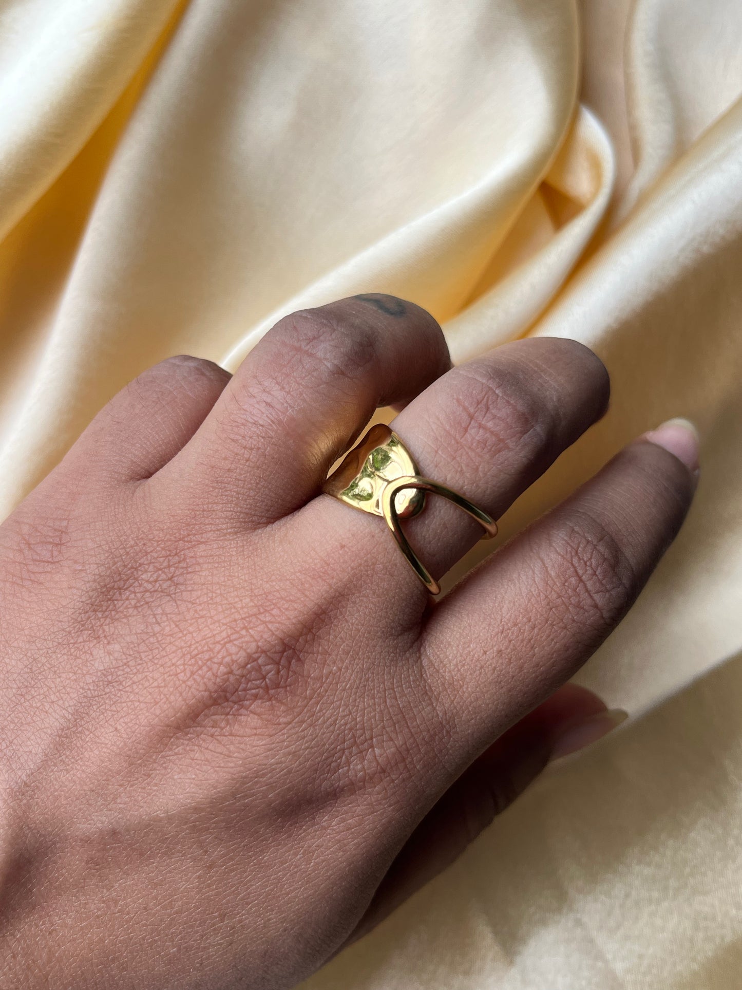 Leaf Loop Gold Ring