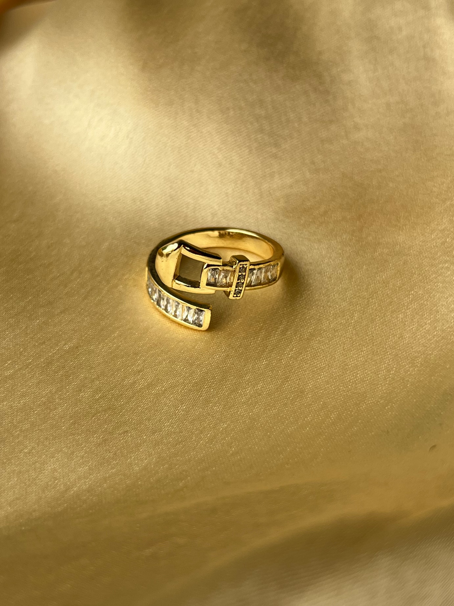 Buckle Bold gold ring
