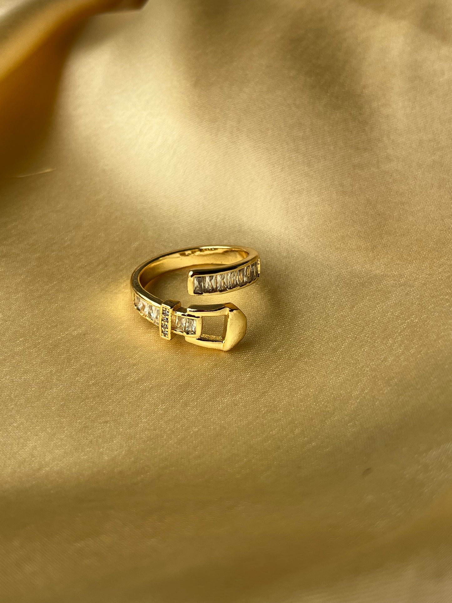 Buckle Bold gold ring