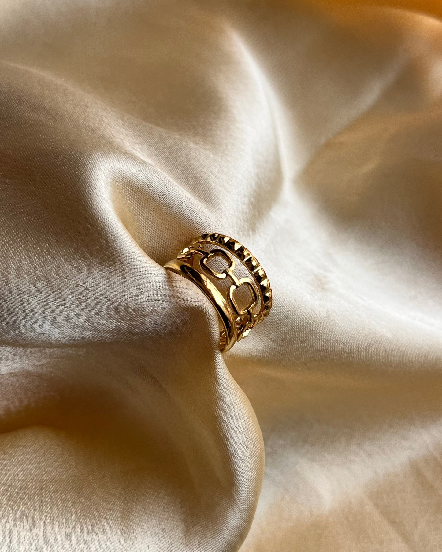 Elara Link Band Ring